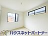 寝室：陽射しがぽかぽかと差し込むお部屋は湿気やカビの心配も減るので快適に過ごせます。