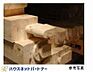 その他：主な構造木材は、現場での施工前に工場などで原材料に切断・加工を施す「プ  レカットシステム」を採用。コストの削減と工期の短縮を実現し、手加工の様  な品質のバラツキがなくなります。また、この工法により