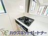 キッチン：三口コンロで料理の幅を拡げてくれる使いやすいシステムキッチンを採用。洗い場も大きいので野菜や食器を洗ったりする際にも捗り、奥様の強い味方となってくれるはずです。