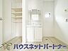 洗面：大きく見やすい三面鏡で清潔感ある洗面台は、身だしなみチェックや肌のお手入れに最適です。何かと物が増える場所だからこそ、スッキリと見映えの良い空間に拵えました。