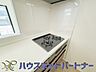 キッチン：三口コンロで料理の幅を拡げてくれる使いやすいシステムキッチンを採用。洗い場も大きいので野菜や食器を洗ったりする際にも捗り、奥様の強い味方となってくれるはずです。