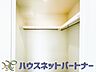収納：たくさんの洋服をかけてもシワになりにくいウォークインクローゼット。洋服以外にも、普段使わない家電やスーツケース、ストック品など何でも片付く嬉しい空間です。