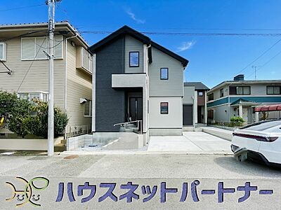 外観：堂々たる趣ながら、主張し過ぎずどこか余裕を感じさせるシャープなフォルムで佇む邸宅は、晴天の空と照らし合わせる事で、本来あるべき完成形の姿を見せてくれます。