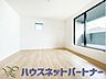 寝室：バルコニーに直接出入りできるお部屋です。ちょっと外の空気を吸いたい時や、ベランダでミニガーデニングなども楽しめそうです。