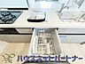 キッチン：ビルトイン食器洗乾燥機完備。家事のお手伝いをしてくれる奥様の味方です。食器を洗っている間にお掃除など、様々なシーンで家事の時短に役立つ食洗機。省スペースのビルトインタイプを採用致しました。
