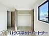収納：壁面クローゼットのメリットは、衣類が横一列に並ぶためひと目で洋服が選びやすいこと。衣類をたくさんお持ちの方も、限られたスペース内に無理なく収納することができます。