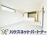 室内：リビングは、食事スペースと寛げる場所設けてもまだ余裕の広さ。明るい光が照らしてくれます。