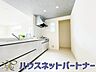 キッチン：カウンターキッチンは広くて収納力もあるので、快適に料理をすることができます。食器や炊事用具を手の届くところに配置しやすいため調理もスピーディーです。
