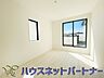 寝室：ベッドを置いて主寝室をイメージ。それでも広々してますね。