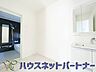 室内：毎日使う洗濯機。しっかりと奥行きのある置き場が確保されています。