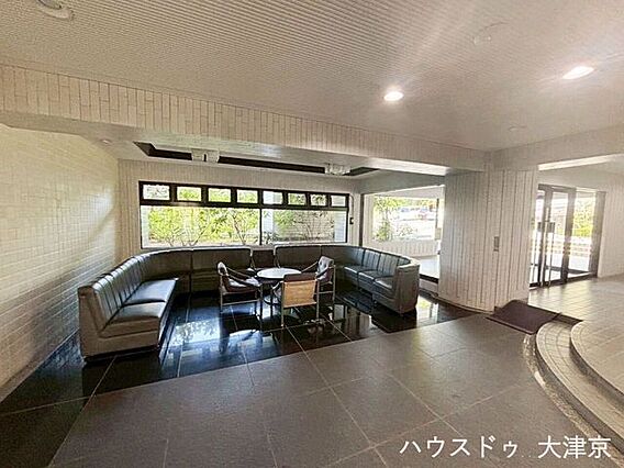 大きな窓で明る...