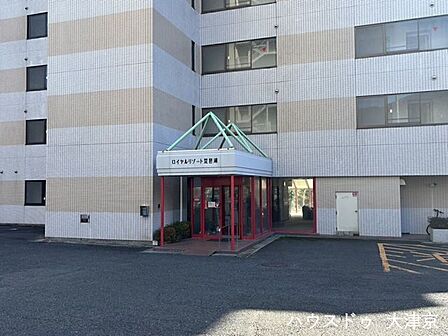 赤いエントランスが印象的♪来訪者にも分かりやすい外観です。