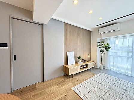 グレーの扉がかわいいデザインに。バルコニー側には床を変えてインナーバルコニーを作っています。植物好きさんには重宝するエリア！