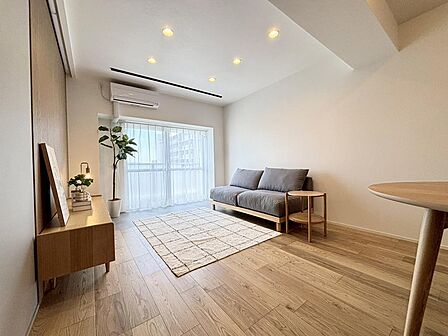 グレーの扉がかわいいデザインに。バルコニー側には床を変えてインナーバルコニーを作っています。植物好きさんには重宝するエリア！