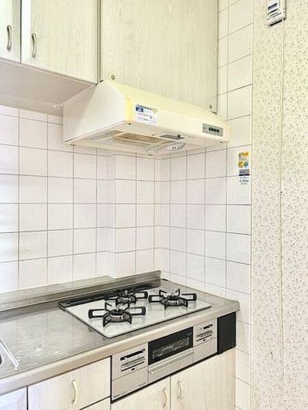 【リフォーム中】キッチンは新品交換いたします。コンロ、グリルの熱源は都市ガスです。