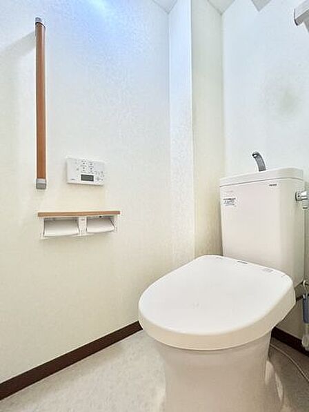 【リフォーム中】トイレは新品交換いたします。その他クロスの張替、マンション用フロアの上張り、照明器具、建具の交換を予定しております。