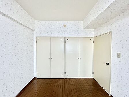 【リフォーム中】7.5帖洋室の収納です。建具を交換いたします。お荷物を収納していただき、お部屋を最大限広くご活用いただけます。