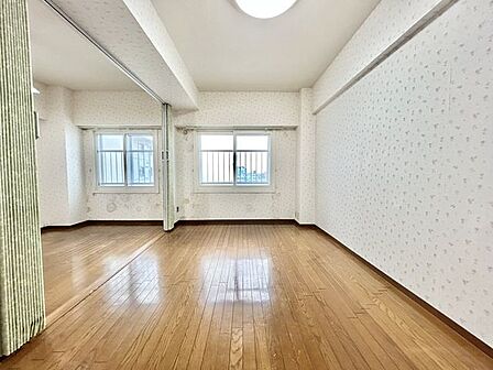 【リフォーム中】7.5帖洋室、隣室との壁を造作いたします。クロスの張替、マンション用フロアの上張り、建具、照明器具の交換を予定しております。