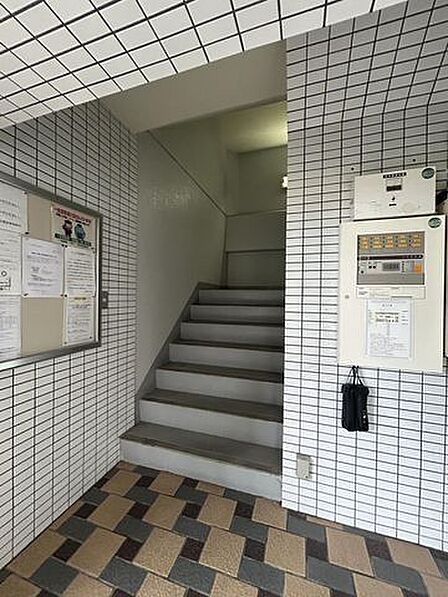 【エントランス】管理が行き届いており、モダンなデザインのおしゃれな空間です。