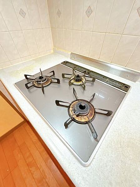 【設備】コンロは三口になっています。同時並行でお料理できるので、ママの手さばきに注目です。