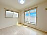 洋室：2階南側洋室　家族の分だけお部屋の使い方も様々。戸建てならではの贅沢なお部屋の使い方で日々の暮らしを充実させてください。