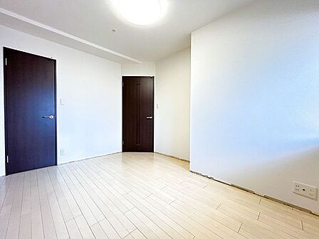 【リフォーム中】約6.5帖洋室の別角度の様子です。