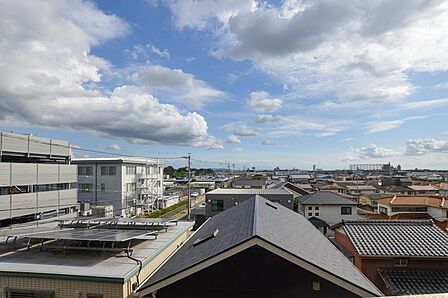 【バルコニーからの眺望】目の前に戸建てが建っていますが日当たり良好です!