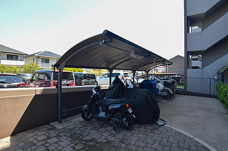 【バイク置場】屋根付きのバイク置場です。1台につき年額2000〜3000円の使用料です。