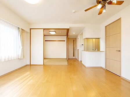 ◇LDK約15.6帖◇2面採光なので陽当たり良好◇続き和室を開放して広々空間に♪◇空気が乾燥しづらい床暖房付き※AI加工画像につき、一部現況と異なります。