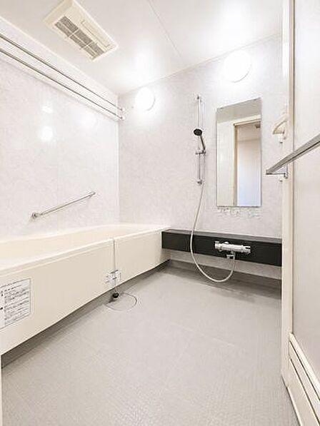◆オートバスで家事の時短に◆いつでもお湯を温められる追い焚き機能付き◆バスサイズ1620で広々◆床暖房完備◆続き和室仕様で広々空間※AI加工画像につき、一部現況と異なります。