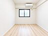 寝室：◇約5.5帖のお部屋◇クローゼットありで収納できます◇窓ありで通風良好です※AI加工画像。現況と異なり、傷・破れ・シミ等があります。