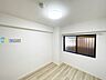 寝室：収納がある部屋のためお部屋の中をできる限り広く使いことができます。