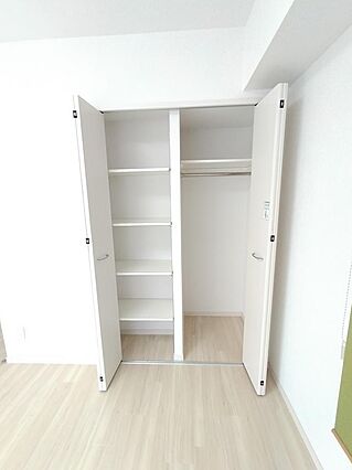 洋室のクローゼ...