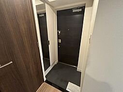 玄関入って右手にはシューズボックスがあります。幅が広く収納力が高いため、家族みんなの履物を仕舞うことができそうです。