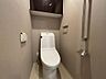 トイレ：温水洗浄便座完備の洋式トイレです。操作のしやすい壁面リモコンがうれしい仕様。