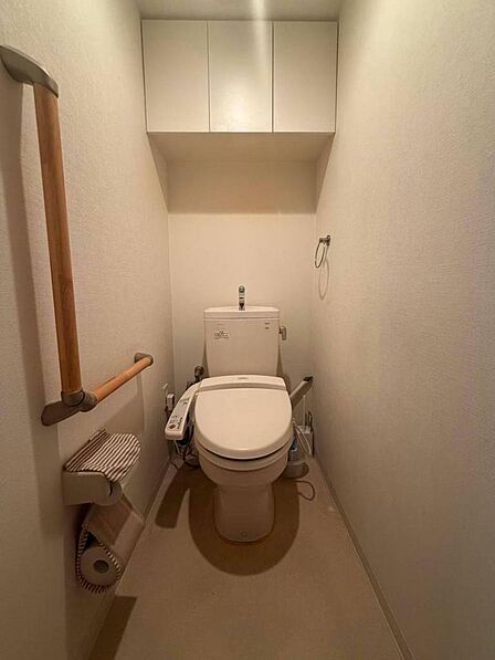 温水洗浄便座完備の洋式トイレです。白を基調とした空間で、清潔感のあるトイレです。