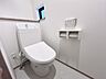 トイレ：・トイレ：温水洗浄便座付きのトイレです。窓があるため、自然換気が可能です。