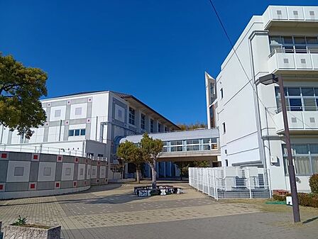 川口市立戸塚西中学校 1790m