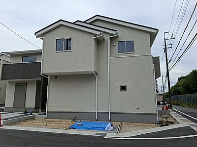 外観:飽きのこないシンプルで洗練されたデザインの外観は、周囲の街並みにも美しく調和します。最新の耐震・断熱性能を備えた安心の住まいで、末永く快適に暮らせる工夫が随所に散りばめられています 外観:飽きのこないシンプルで洗練されたデザインの外観は、周囲の街並みにも美しく調和します。最新の耐震・断熱性能を備えた安心の住まいで、末永く快適に暮らせる工夫が随所に散りばめられています