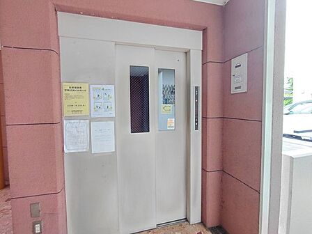 エレベーターホールは、住民の皆様が快適に移動できるよう設計されています。広々としたスペースは、混雑時でもスムーズな乗降を可能にします。