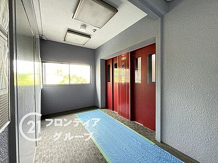 エレベーターホールは、住民の皆様が快適に移動できるよう設計されています。広々としたスペースは、混雑時でもスムーズな乗降を可能にします。