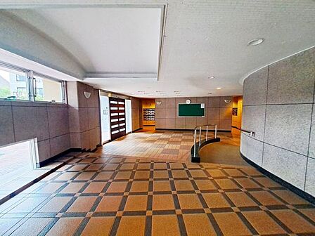 広々とした空間に柔らかな光が差し込むロビーは、住民同士の語らいや待ち合わせにも最適です。細部まで手入れの行き届いた清潔感のある空間が、マンションならではの手厚いホスピタリティを感じさせてくれます
