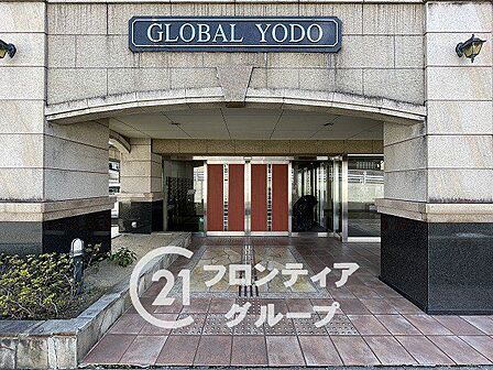 ホテルのような品格が漂うエントランスは、住む人の誇りを満たしてくれますね！セキュリティにも配慮された安心感と、計算し尽くされた照明が織りなす空間美に、思わず背筋が伸びる心地よさを感じます