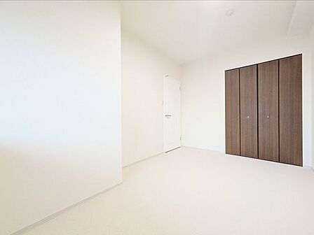 住まい選びは、価格や立地だけでなく、将来の暮らし方まで含めて考えることが大切です。今の段階で気になっていることを、まずスタッフに話してみてください