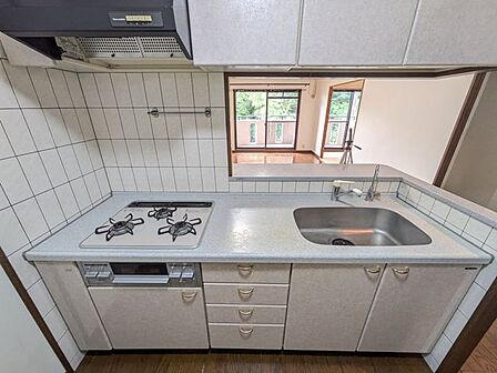 丁寧にお手入れされた3口コンロのシステムキッチンです シンクも広々としており、お料理中もリビングのご家族と会話を楽しめる設計が魅力 毎日の家事がもっとスムーズに、楽しくなりそうな清潔感溢れる空間です