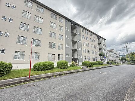 住まい選びは、価格や立地だけでなく、将来の暮らし方まで含めて考えることが大切です。今の段階で気になっていることを、まずスタッフに話してみてください