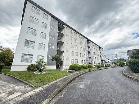 はじめてのマイホーム購入は、わからないことだらけで当然です。資金計画から物件選びまで、順を追ってスタッフが一緒に考えていきます