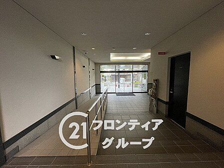 すっきりと整えられた上品で静かなロビーが住まう方を穏やかに迎えますね！日常の喧騒を忘れさせてくれる上質なプライベート空間が広がります