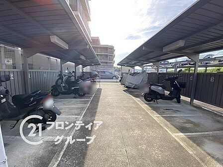 きちんと管理された清潔で使いやすい敷地内の共有スペースですね！整然と並ぶ設備が住み心地の良さと安心感を高める頼もしい環境です