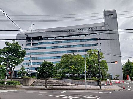 亀岡市役所 徒歩14分。 1060m